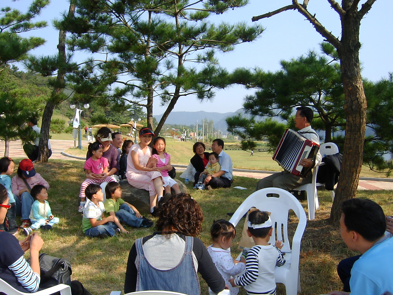 아름다운 비단강가에서 동요를 듣다 이미지