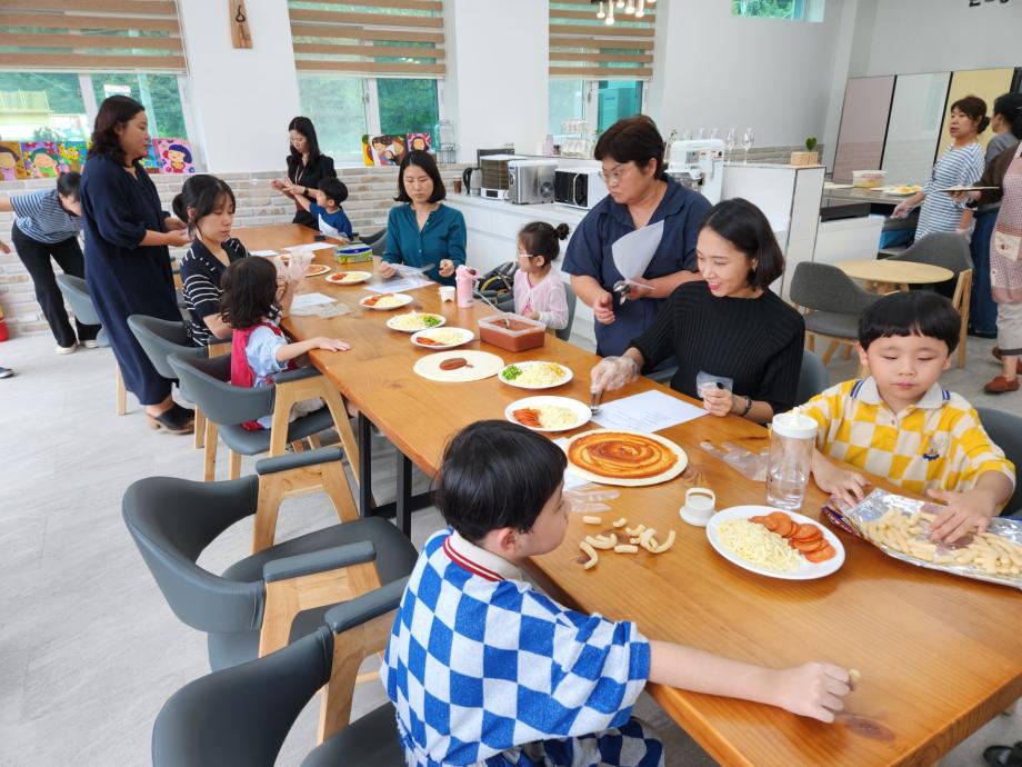 엄마랑 함께 만드는 피자체험 이미지